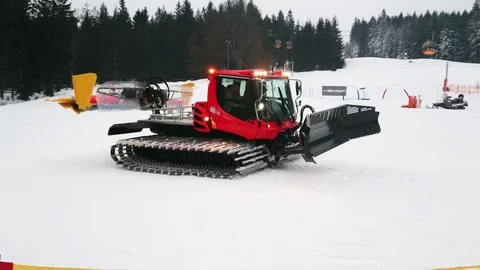Ratrack whisks snow on the ski route in the mountains. Stock-Footage 113106571