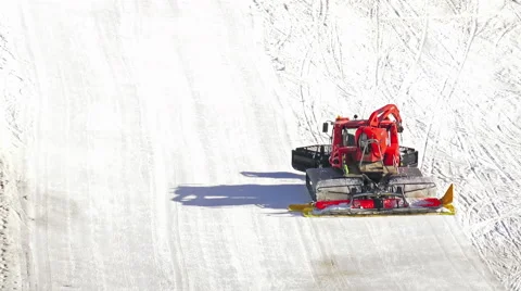 Ratrack at work on skislope Video stock 62891494