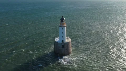 Rattray head lighthouse standing in the wavy north sea 库存影片 334057917