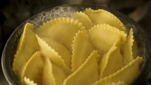 Ravioli boiling in water, preparing fresh stuffed pasta meal, Italian cuisine 库存影片 333592625