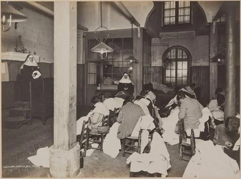 Ravoding workshop with detainees seen from Backs supervised by two sisters... Stock Photos