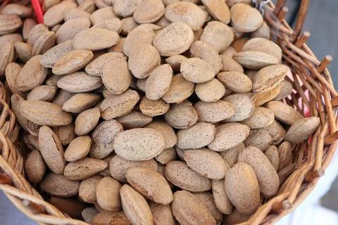 Raw Almonds Presented in a Beautiful Rustic Basket A Wonderful Healthy Snack Foto stock