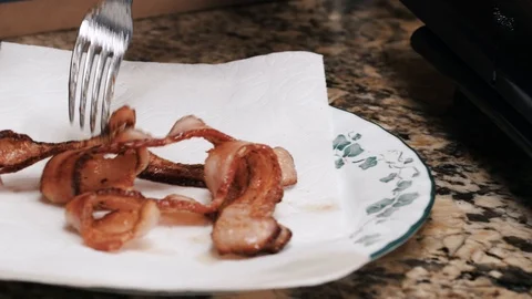 Raw and crispy bacon strips and the plate Stockbeeldmateriaal 102606478