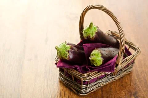 Raw aubergines Foto stock