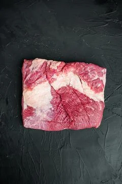 Raw Beef belly, beef brisket meat, on black stone background, top view flat l Foto stock
