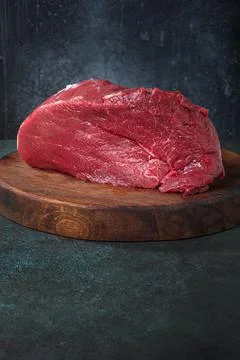 Raw beef on chopping deck Stockfoto's