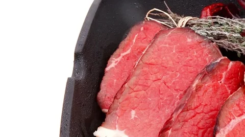 Raw beef meat fillet on bbq pan Vídeos de archivo 45125878