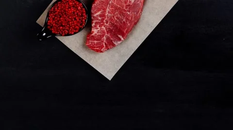Raw beef meat marble steak on paper Vídeos de archivo 64002887
