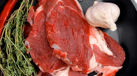 Raw beef meat on pan Vídeos de archivo 33968372