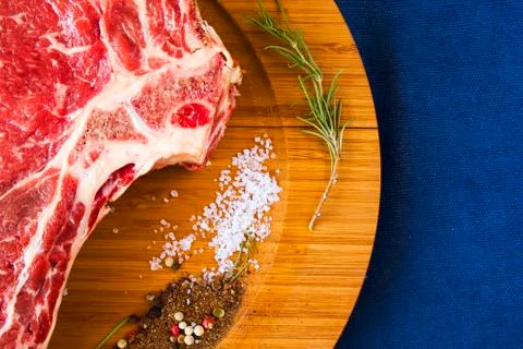 Raw beef meat on the table, spices and Rosemary, Rib eye steak ingredients. P Foto stock