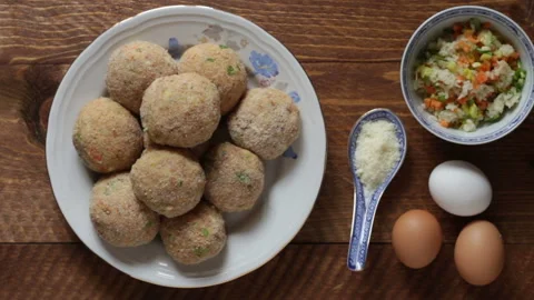 Raw beef meatballs ready to be cooked 스톡 동영상 152878836