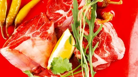 Raw beef medallion on red Vídeos de archivo 57628218