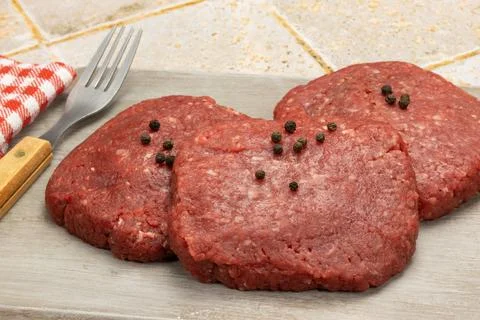 Raw beef minced steaks, close-up, isolated on a table Stock-Fotos