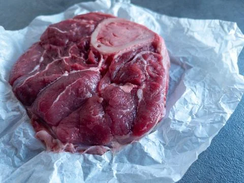 Raw Beef Shank with Bone Osso Buco Cut on Butcher Paper 스톡 사진
