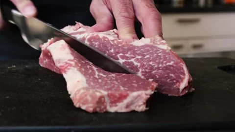 Raw beef sliced into steaks 스톡 동영상 292431411