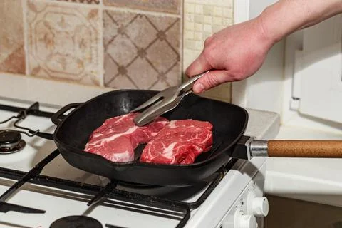 Raw beef steak in grill pan Foto stock
