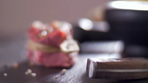 Raw beef steak tied with twine. Preparing filet mignon Видео 106923566