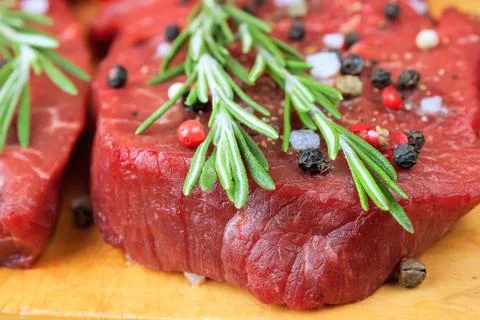 Raw beef steak with vegetables and spices Foto stock