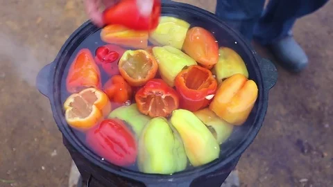 Raw bell pepper in a pan Vídeo Stock 71453937