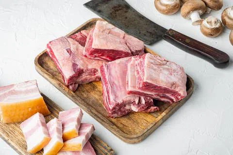 Raw Black Angus Marbled Beef Ribs, with ingredients , and old butcher cleaver Foto stock
