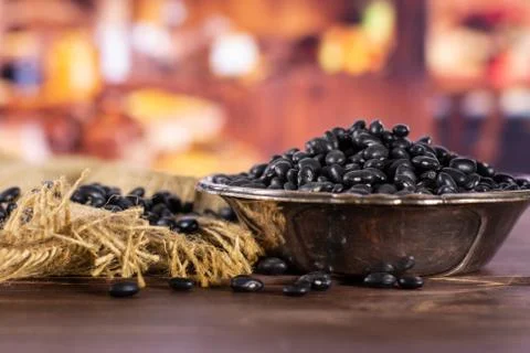 Raw black turtle beans with rustic kitchen Foto stock