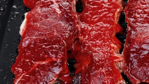 Raw bloody beef steaks Vídeos de archivo 78752185