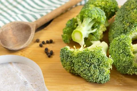 Raw broccoli close-up, on a cutting board Foto stock