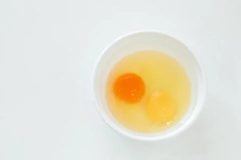 Raw broken chicken eggs. Foto stock