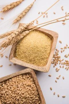 Raw Broken Wheat or Daliya or Dalia, selective focus Foto stock