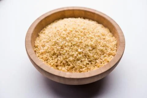 Raw Broken Wheat or Daliya or Dalia, selective focus Foto stock