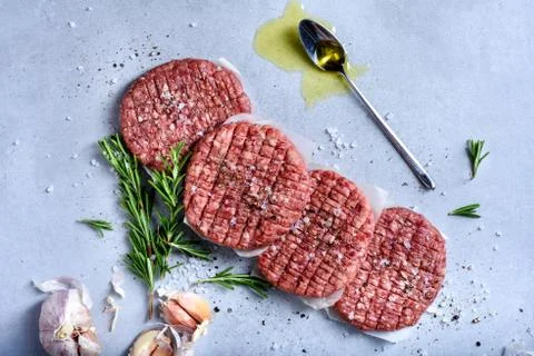 Raw burger cutlets, ground beef meat, hamburger ingredients. Foto stock