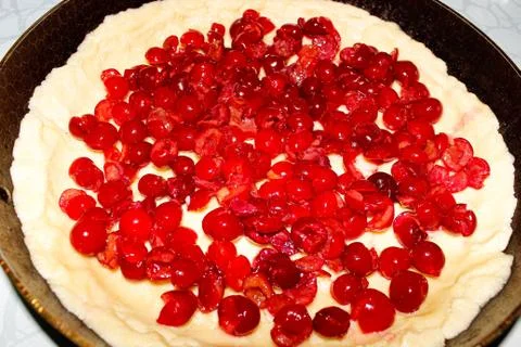 Raw cherry shortbread pie in a baking dish. Stock-Fotos