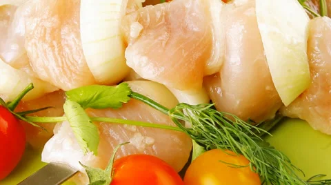 Raw chicken kebabs Vídeos de archivo 38738978