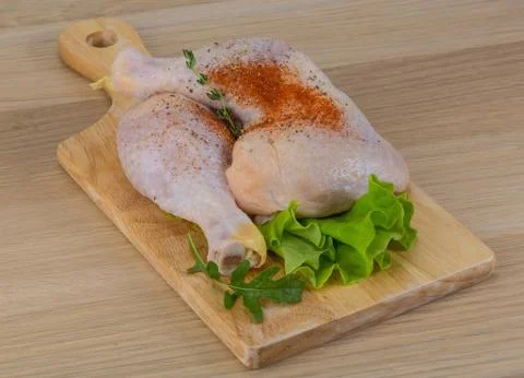 Raw chicken leg Stock-Fotos
