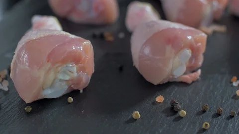 Raw chicken legs flavored with salt pepper and rosemary Vídeo Stock 106472232
