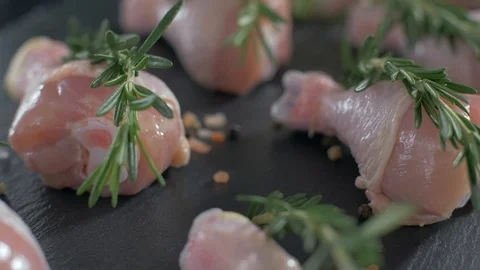 Raw chicken legs flavored with salt pepper and rosemary Vídeo Stock 106473033