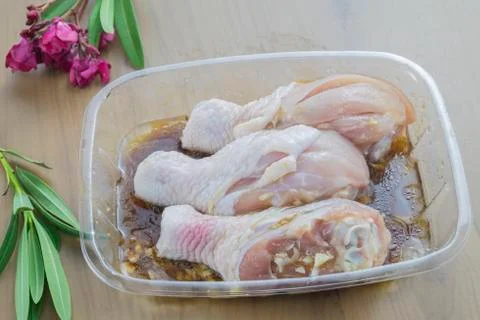 Raw chicken legs on table Fotos de archivo