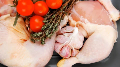 Raw chicken legs with tomatoes Vídeos de archivo 38732408