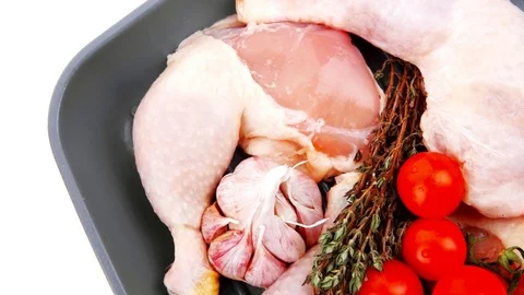 Raw chicken legs with tomatoes 스톡 동영상 82077080