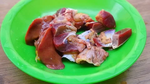 Raw chicken liver is served on a plat Vídeos de archivo 303210994