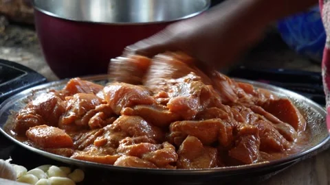 Raw chicken pieces being marinated Vídeos de archivo 326308850