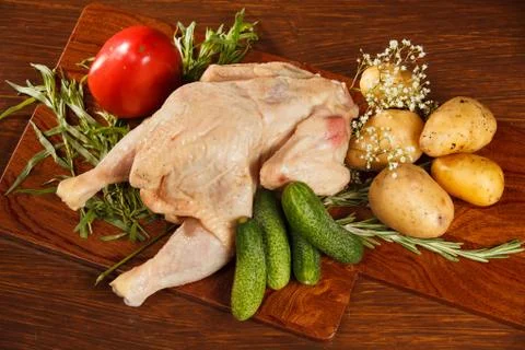 Raw chicken with vegetables Stock-Fotos