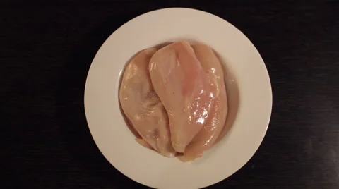 Raw chicken on a white plate Video stock 47795519