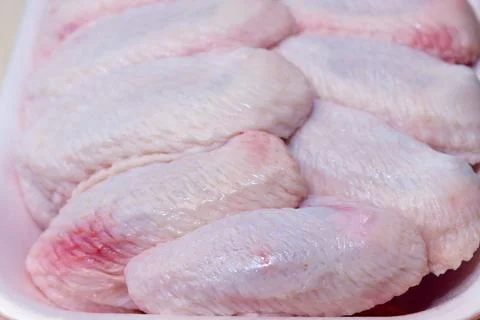 Raw chicken wings in a plastic tray for cooking and grilling Foto stock
