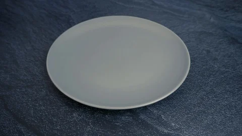 Raw chickhen legs on plate 動画素材 108222644