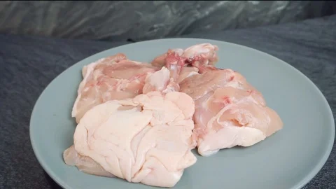 Raw chickhen legs on plate rotating 動画素材 108222773