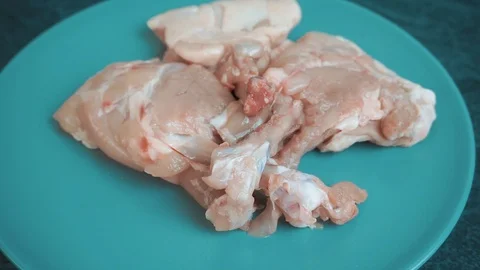 Raw chickhen legs on plate rotating 스톡 동영상 108222973