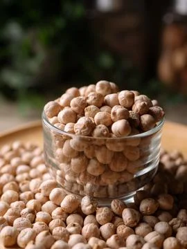 Raw Chickpeas on a rustic wooden table. Dry chickpea background close up. C.. 스톡 사진