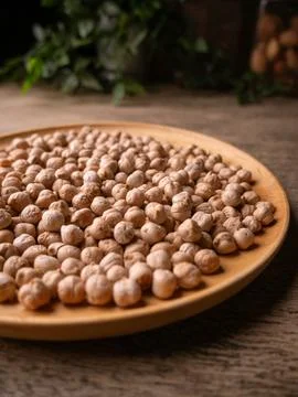 Raw Chickpeas on a rustic wooden table. Dry chickpea background close up. C.. Foto stock