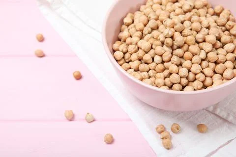 Raw chickpeas on the table. Stock-Fotos